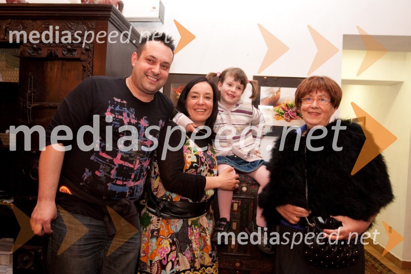 Marko Jordovič, sestra Mateja Jordovič Potočnik, fotografinja, hči Ela in Matejina mama Majda JordovičKulinarična potepanja - otvoritev fotografske razstave Mateje Jordovič  Potočnik