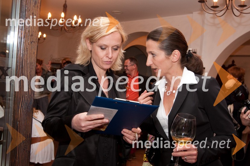 Andreja Virk Žerdin, povezovalka dogodka in Betka Šuhelj MikoličKulinarična potepanja - otvoritev fotografske razstave Mateje Jordovič  Potočnik