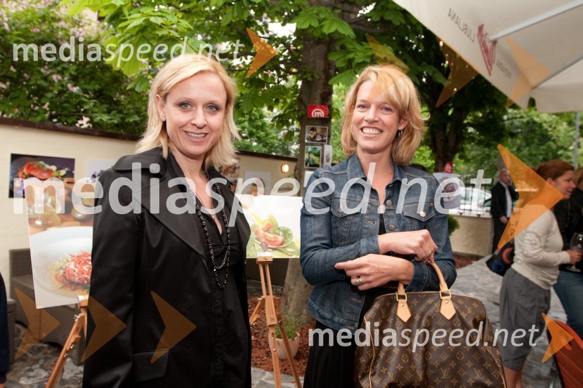 	Andreja Virk Žerdin, povezovalka dogodka in Andreja PopovičKulinarična potepanja - otvoritev fotografske razstave Mateje Jordovič  Potočnik