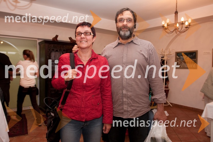 	 Iris Selan, direktorica Tristokosmatih in Dušan Uršič, direktor in odgovorni urednik radia DurKulinarična potepanja - otvoritev fotografske razstave Mateje Jordovič  Potočnik