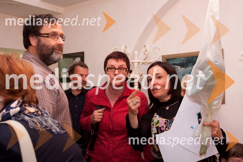 Dušan Uršič, direktor in odgovorni urednik radia Dur, Iris Selan, direktorica Tristokosmatih in Mateja Jordovič Potočnik, fotografinjaKulinarična potepanja - otvoritev fotografske razstave Mateje Jordovič  Potočnik