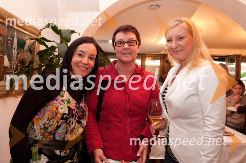 Mateja Jordovič Potočnik, fotografinja, Iris Selan, direktorica Tristokosmatih in Bojana Zmazek, vizažistkaKulinarična potepanja - otvoritev fotografske razstave Mateje Jordovič  Potočnik