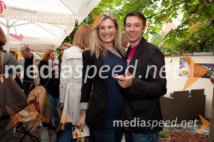 Nina Bojanič in fant Loni Jovanovič, dizajnerKulinarična potepanja - otvoritev fotografske razstave Mateje Jordovič  Potočnik