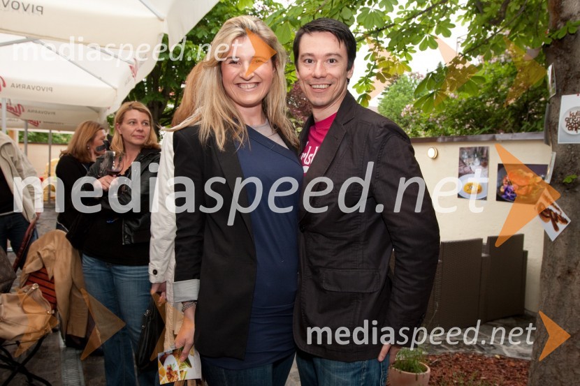 Nina Bojanič in fant Loni Jovanovič, dizajnerKulinarična potepanja - otvoritev fotografske razstave Mateje Jordovič  Potočnik