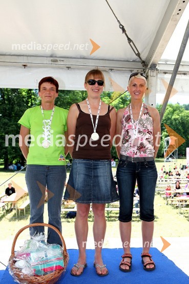 Jana Strahinič (2.mesto), Mateja Šuštaršič (1.mesto) in Barbara Galjot (3.mesto), tekmovalke na 10km v starostni skupini 36-50let5. DM tek za ženske