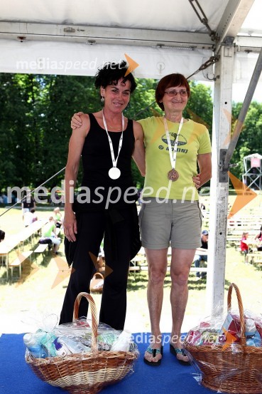 Jožica Šiftar (2.mesto) in Jožica Rogelj (3.mesto), tekmovalke na 10km v skupini 51-64 let5. DM tek za ženske