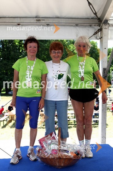 Marjanca Jerman (2.mesto), Lojzka Bratuša(1.mesto) in Kazimira Lužnik (3.mesto), tekmovalke na 10km v skupini 65let in več5. DM tek za ženske