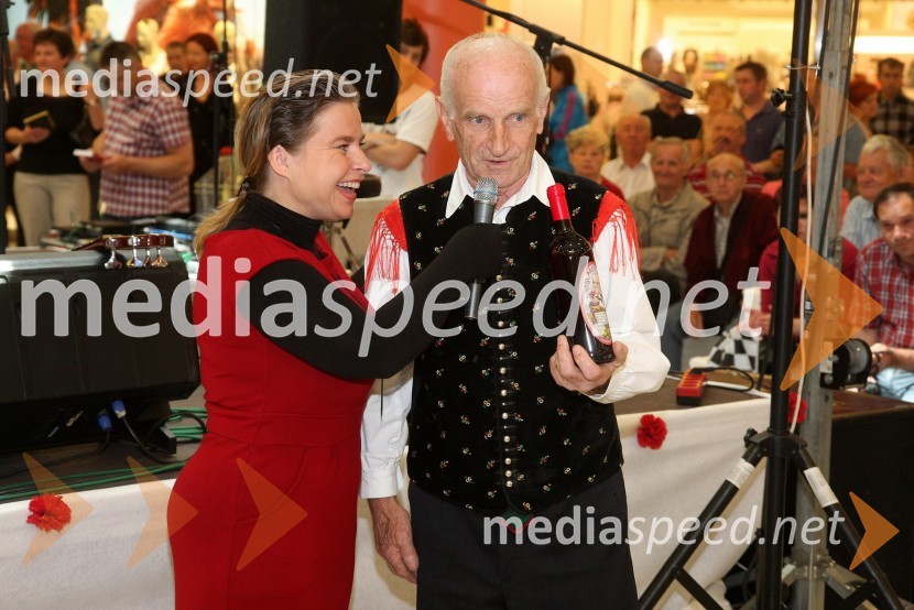 Zvezda Novljan, povezovalka prireditve in Lojze Slak, glasbenik2. festival narodnozabavne glasbe v Europarku