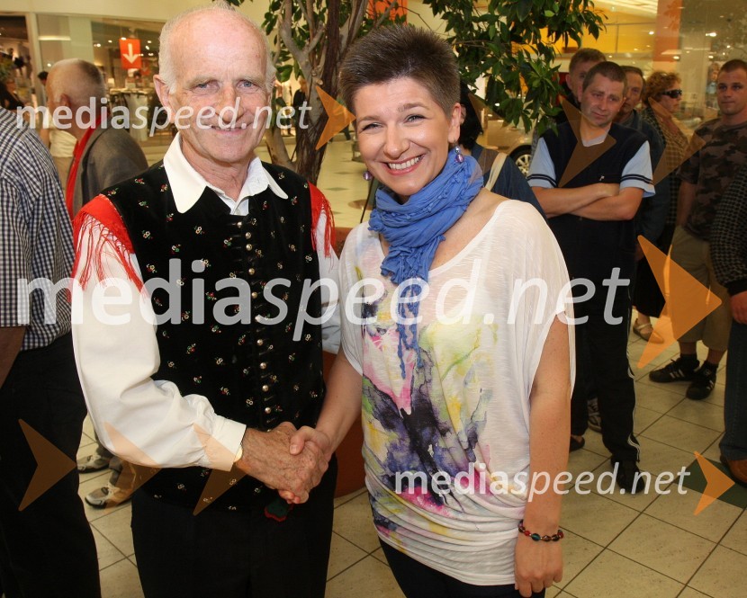 Lojze Slak, glasbenik in Petra Romih, vodja marketinga v Europarku2. festival narodnozabavne glasbe v Europarku
