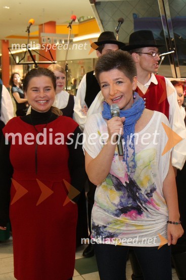 Zvezda Novljan, povezovalka prireditve in Petra Romih, vodja marketinga v Europarku2. festival narodnozabavne glasbe v Europarku