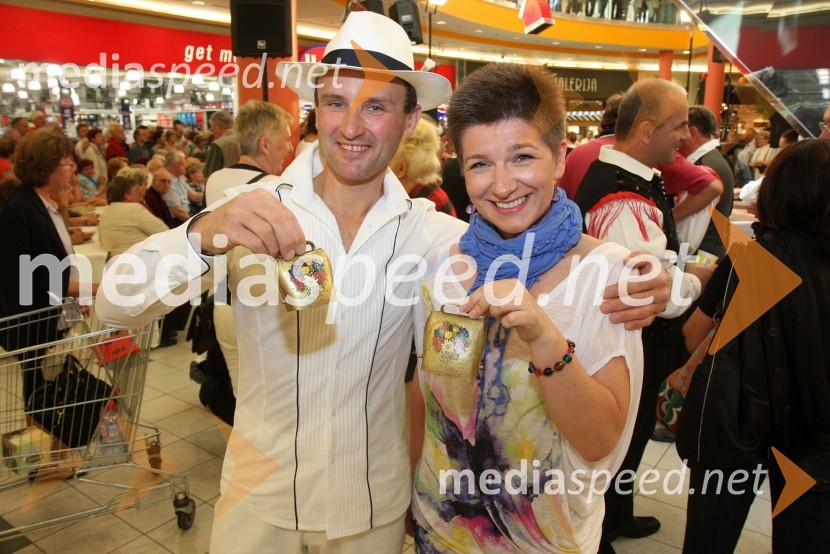 Marjan Novak in Petra Romih, vodja marketinga v Europarku2. festival narodnozabavne glasbe v Europarku