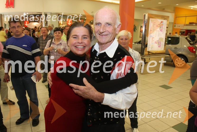 Zvezda Novljan, povezovalka prireditve in Lojze Slak, glasbenik2. festival narodnozabavne glasbe v Europarku