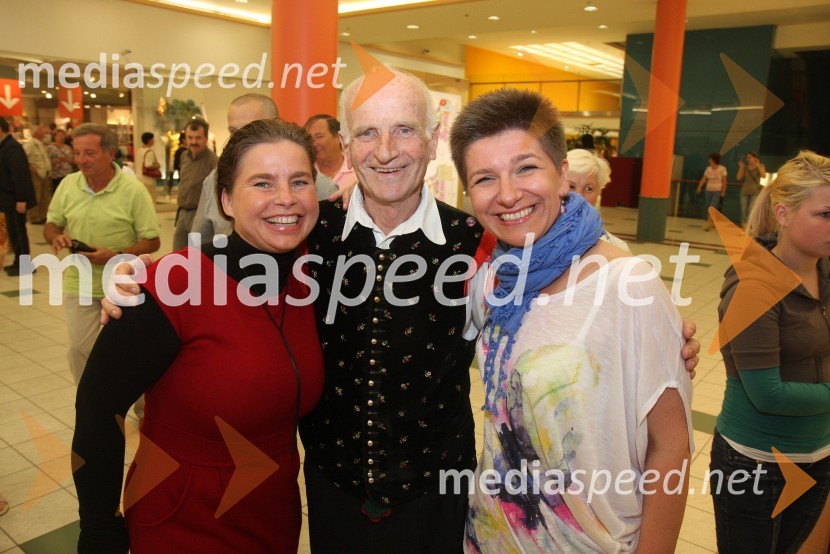 Zvezda Novljan, povezovalka prireditve, Lojze Slak, glasbenik in Petra Romih, vodja marketinga v Europarku2. festival narodnozabavne glasbe v Europarku