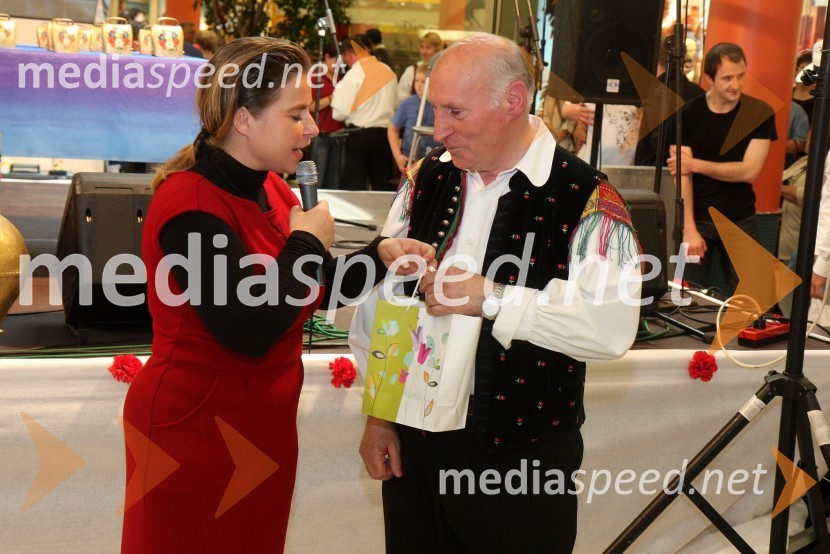 Zvezda Novljan, povezovalka prireditve in ...2. festival narodnozabavne glasbe v Europarku