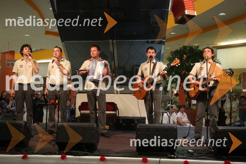 Ansambel Spev2. festival narodnozabavne glasbe v Europarku