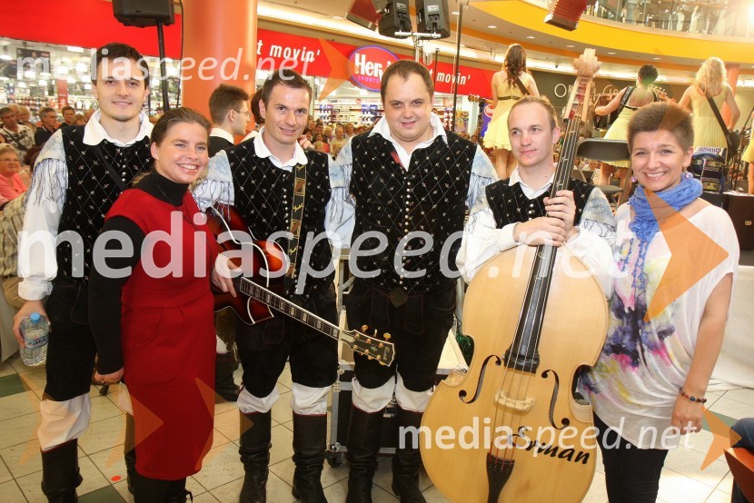Zvezda Novljan, povezovalka prireditve, ... in Petra Romih, vodja marketinga v Europarku2. festival narodnozabavne glasbe v Europarku