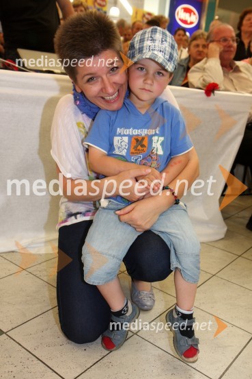 Petra Romih, vodja marketinga v Europarku in njen sin Art2. festival narodnozabavne glasbe v Europarku