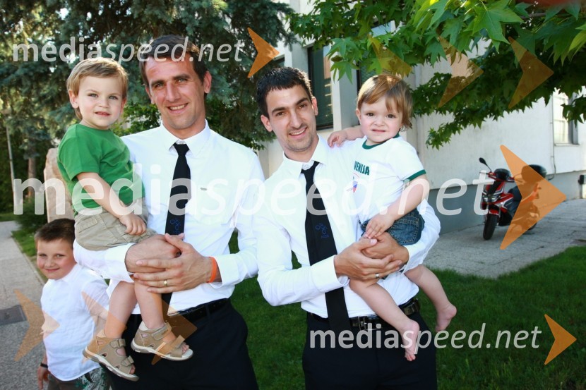 Jasmin Handanovič, član slovenske nogometne reprezentance in sin Tanej, Branko Ilič, član slovenske nogometne reprezentance in hči TenejaOdhod Slovenske nogometne reprezentance v Južno Afriško Republiko