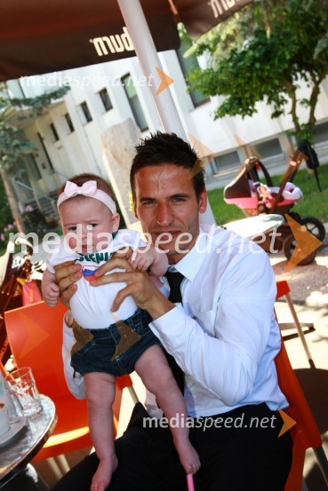 Zlatan Ljubijankič, član slovenske nogometne reprezentance in hči AdelinaOdhod Slovenske nogometne reprezentance v Južno Afriško Republiko