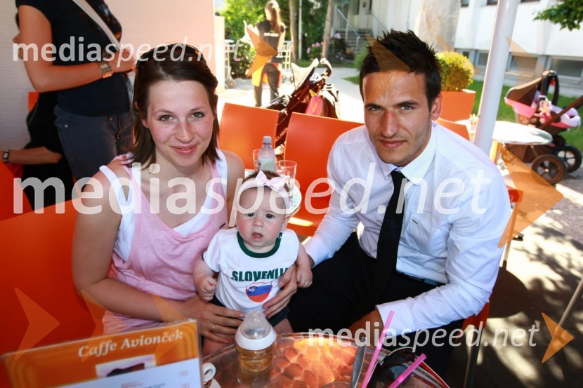 Zlatan Ljubijankič, član slovenske nogometne reprezentance, Manca in hči AdelinaOdhod Slovenske nogometne reprezentance v Južno Afriško Republiko