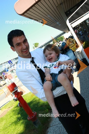 Branko Ilič, član slovenske nogometne reprezentance in hči TenejaOdhod Slovenske nogometne reprezentance v Južno Afriško Republiko