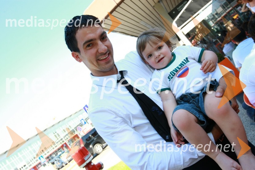 Branko Ilič, član slovenske nogometne reprezentance in hči TenejaOdhod Slovenske nogometne reprezentance v Južno Afriško Republiko