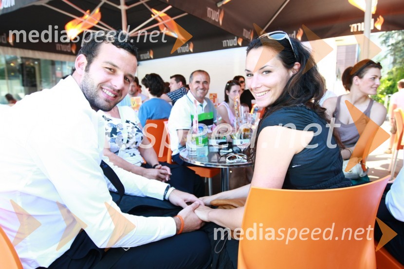 Samir Handanovič, član slovenske nogometne reprezentance in spremljevalka Zoja Trobec, trenerka članske selekcije plesno-navijaške skupine Zmajčice  	Odhod Slovenske nogometne reprezentance v Južno Afriško Republiko