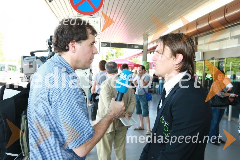 Tomaž Klemenčič, novinar in Zlatko Dedič, član slovenske nogometne reprezentanceOdhod Slovenske nogometne reprezentance v Južno Afriško Republiko
