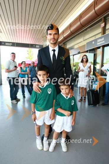 Aleksander Radosavljevič, član slovenske nogometne reprezentance ter sinova Aleks in ŠtefanOdhod Slovenske nogometne reprezentance v Južno Afriško Republiko
