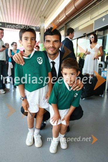 Aleksander Radosavljevič, član slovenske nogometne reprezentance ter sinova Aleks in ŠtefanOdhod Slovenske nogometne reprezentance v Južno Afriško Republiko