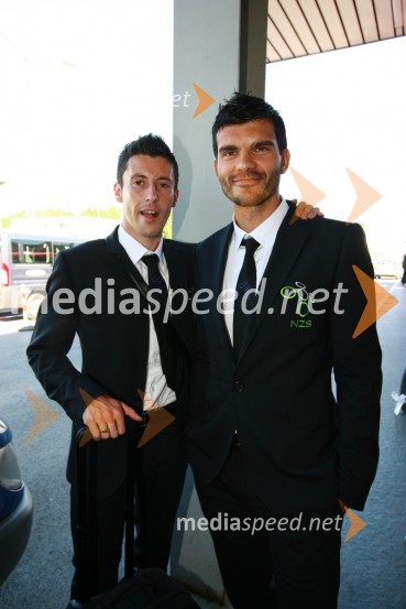 Robert Koren in Aleksander Radosavljevič, člana slovenske nogometne reprezentanceOdhod Slovenske nogometne reprezentance v Južno Afriško Republiko