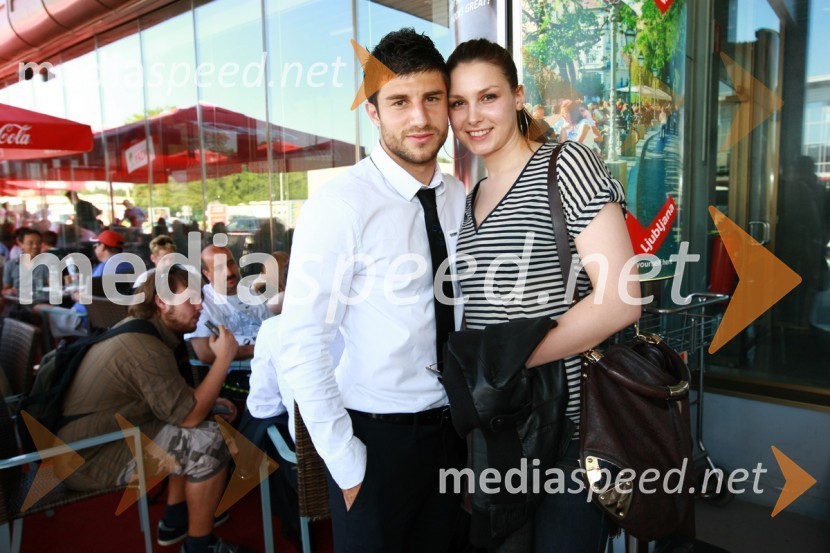 Bojan Jokič, član slovenske nogometne reprezentance in punca AnitaOdhod Slovenske nogometne reprezentance v Južno Afriško Republiko