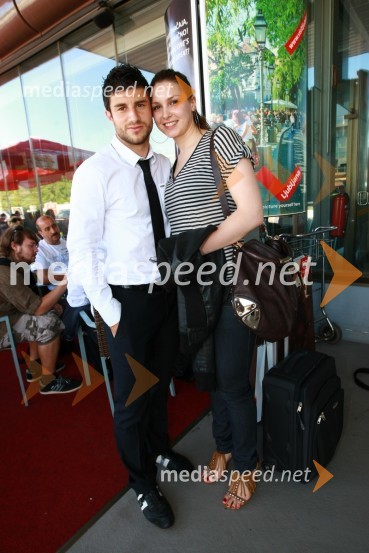 Bojan Jokič, član slovenske nogometne reprezentance in punca AnitaOdhod Slovenske nogometne reprezentance v Južno Afriško Republiko