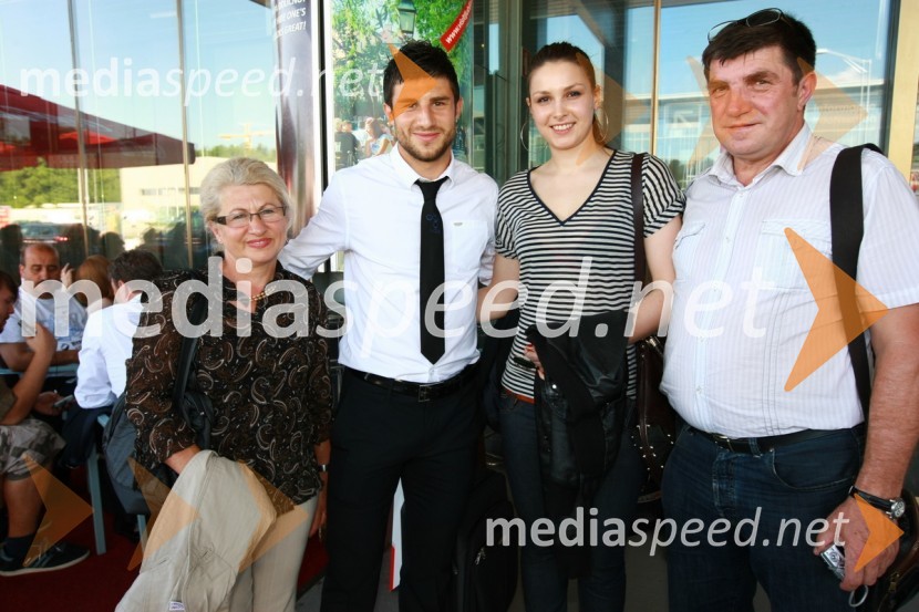 Bojan Jokič, član slovenske nogometne reprezentance, punca Anita, mama Marija in oče StojanOdhod Slovenske nogometne reprezentance v Južno Afriško Republiko