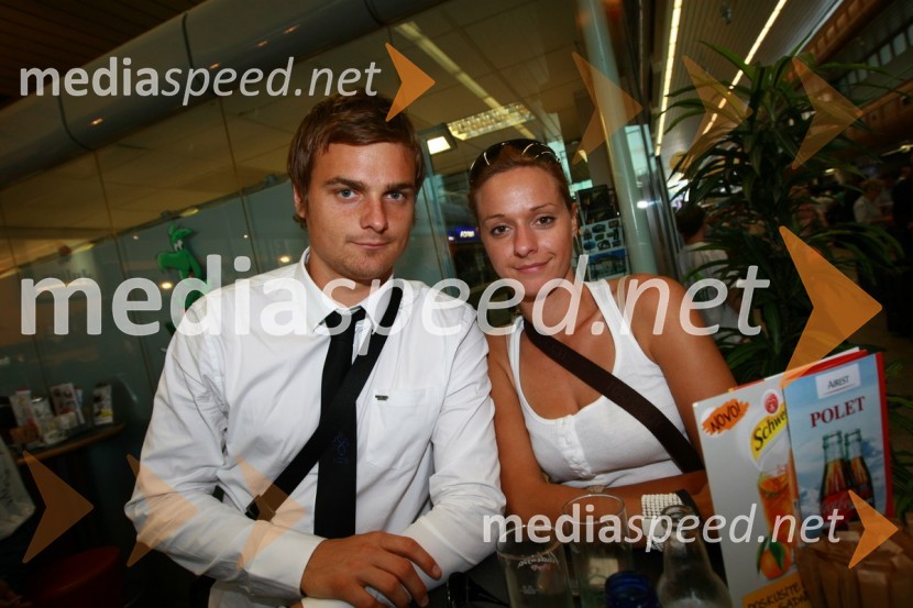 Nejc Pečnik, član slovenske nogometne reprezentance in punca AnjaOdhod Slovenske nogometne reprezentance v Južno Afriško Republiko