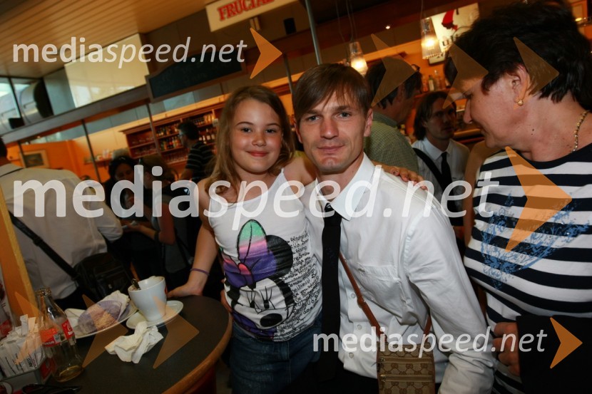 Milivoje Novakovič, član slovenske nogometne reprezentance in nečakinja AnaOdhod Slovenske nogometne reprezentance v Južno Afriško Republiko