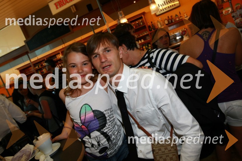 Milivoje Novakovič, član slovenske nogometne reprezentance in nečakinja AnaOdhod Slovenske nogometne reprezentance v Južno Afriško Republiko