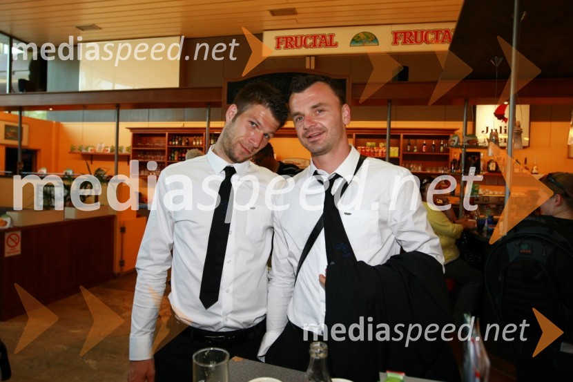 Boštjan Cesar in Suad Filekovič, člana slovenske nogometne reprezentanceOdhod Slovenske nogometne reprezentance v Južno Afriško Republiko