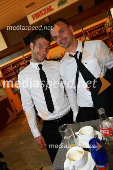 Boštjan Cesar in Suad Filekovič, člana slovenske nogometne reprezentanceOdhod Slovenske nogometne reprezentance v Južno Afriško Republiko