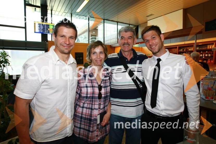 Boštjan Cesar, član slovenske nogometne reprezentance, brat Igor, mama Tatjana in oče SlavkoOdhod Slovenske nogometne reprezentance v Južno Afriško Republiko