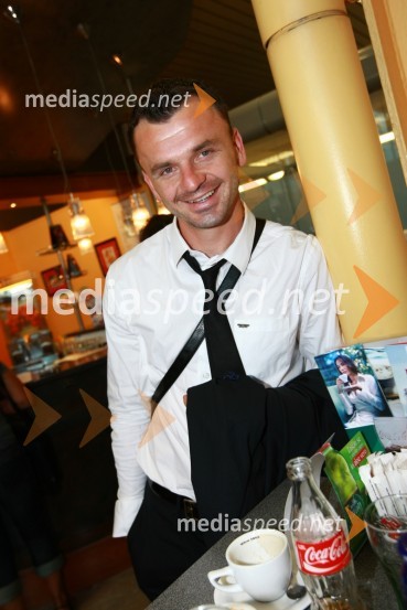 Suad Filekovič, član slovenske nogometne reprezentanceOdhod Slovenske nogometne reprezentance v Južno Afriško Republiko