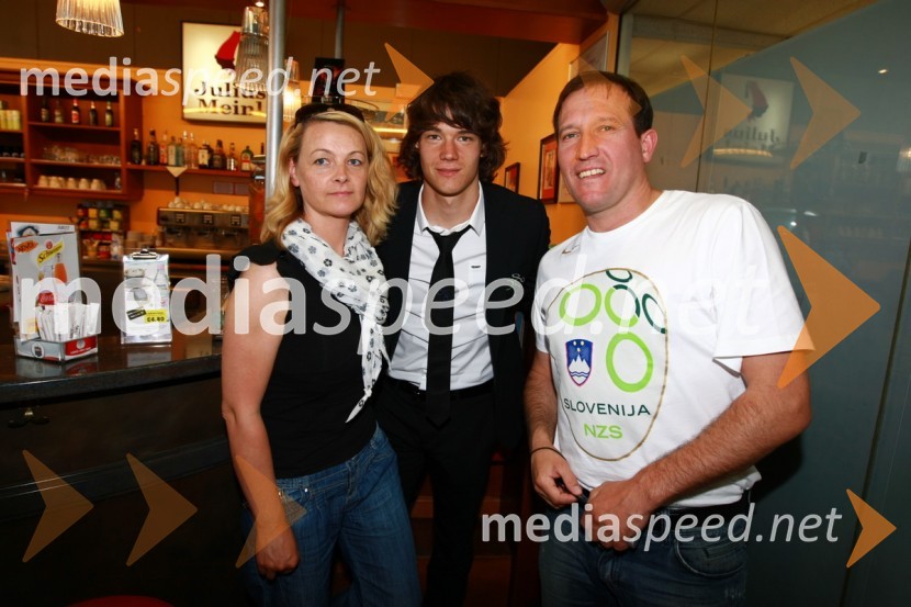 Rene Krhin, član slovenske nogometne reprezentance, mama Suzana in oče RobertOdhod Slovenske nogometne reprezentance v Južno Afriško Republiko