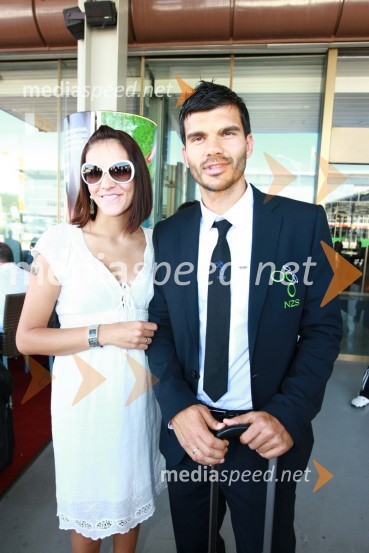 Aleksander Rasavljevič, član slovenske nogometne reprezentance in soproga SlađanaOdhod Slovenske nogometne reprezentance v Južno Afriško Republiko