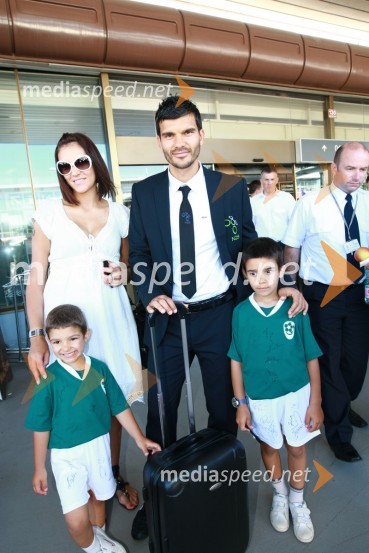 Aleksander Radosavljevič, član slovenske nogometne reprezentance, soproga Slađana ter sinova Aleks in ŠtefanOdhod Slovenske nogometne reprezentance v Južno Afriško Republiko