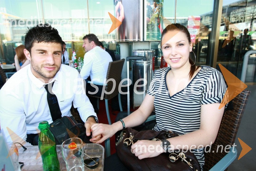 Bojan Jokič, član slovenske nogometne reprezentance in punca AnitaOdhod Slovenske nogometne reprezentance v Južno Afriško Republiko