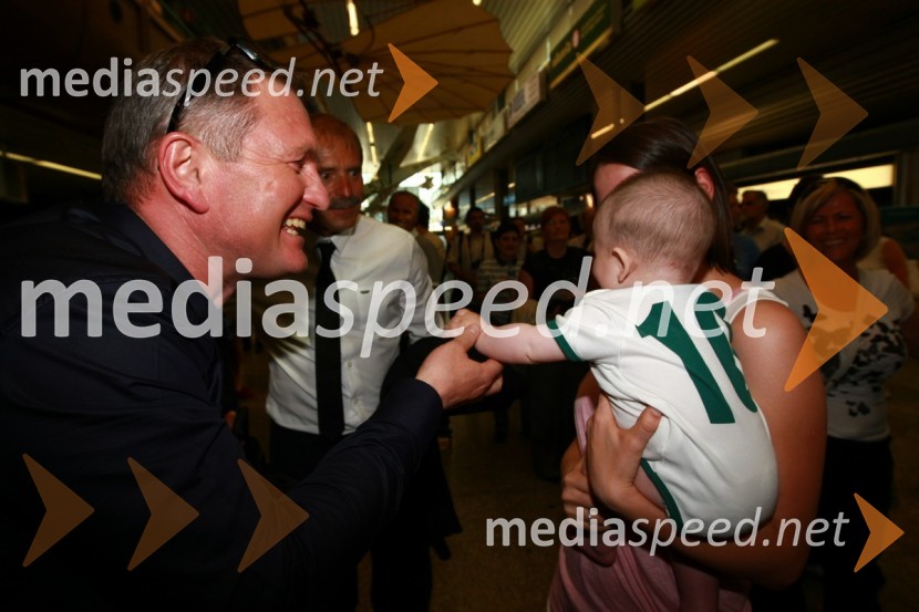 Matjaž Kek, selektor slovenske nogometne reprezentance, Manca, dekle Zlatana Ljubijankiča in njuna hči AdelinaOdhod Slovenske nogometne reprezentance v Južno Afriško Republiko