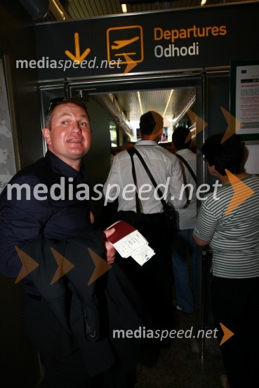 Matjaž Kek, selektor slovenske nogometne reprezentanceOdhod Slovenske nogometne reprezentance v Južno Afriško Republiko