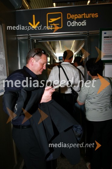 Matjaž Kek, selektor slovenske nogometne reprezentanceOdhod Slovenske nogometne reprezentance v Južno Afriško Republiko