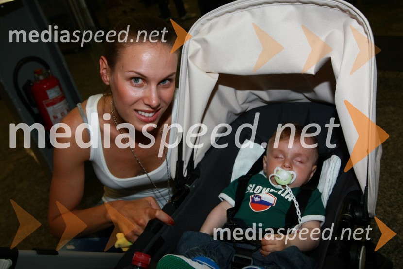 Tamara Brečko, soproga Miša Brečka in sin MarkOdhod Slovenske nogometne reprezentance v Južno Afriško Republiko