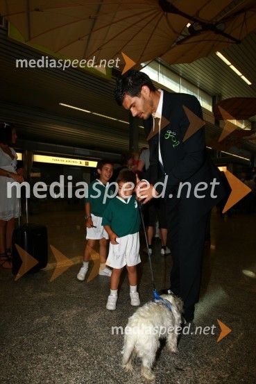 Aleksander Radosavljevič, član slovenske nogometne reprezentance ter sinova Aleks in ŠtefanOdhod Slovenske nogometne reprezentance v Južno Afriško Republiko